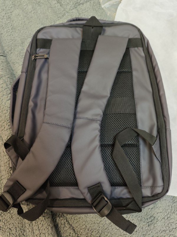 серый рюкзак с отделением для ноутбука и зарядкой 2