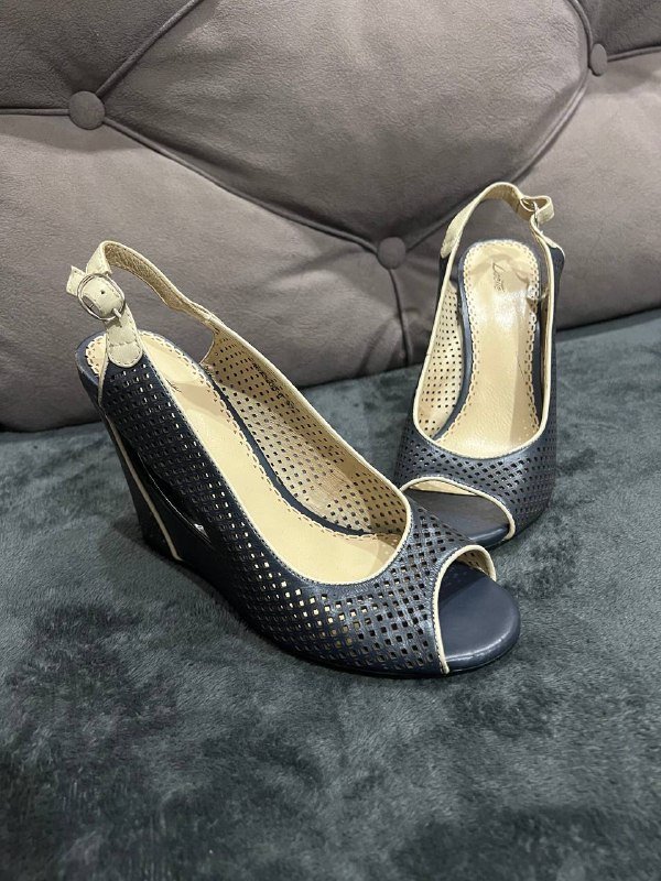 Кофта зеленая, джинсовая юбка, шлепки Lacoste, туфли на танкетке, кроссовки Calvin, черные туфли 6