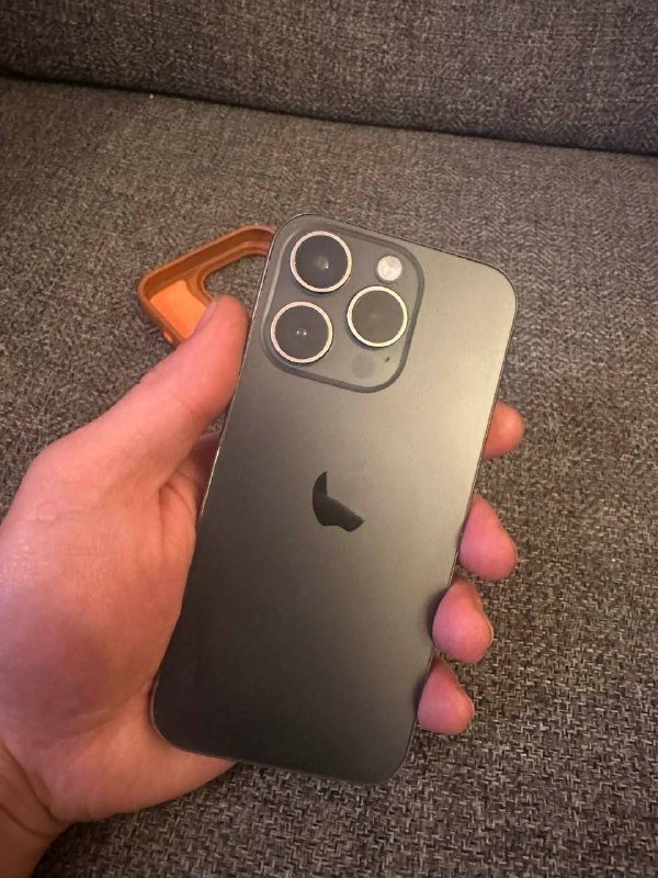 iPhone 15 Pro 128 ГБ с чехлами 3