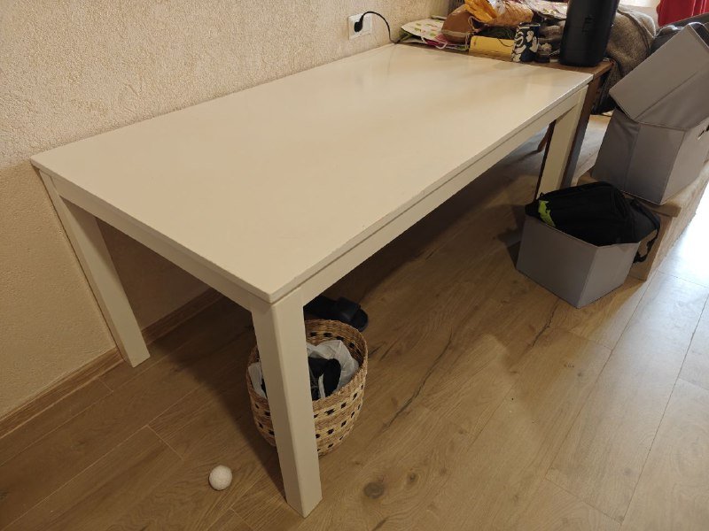 Стол белый и коричневый большой