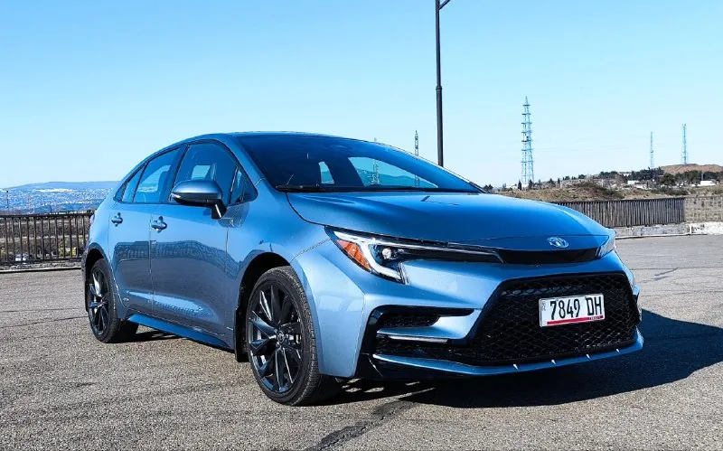 Toyota Corolla XSE Hybrid 1