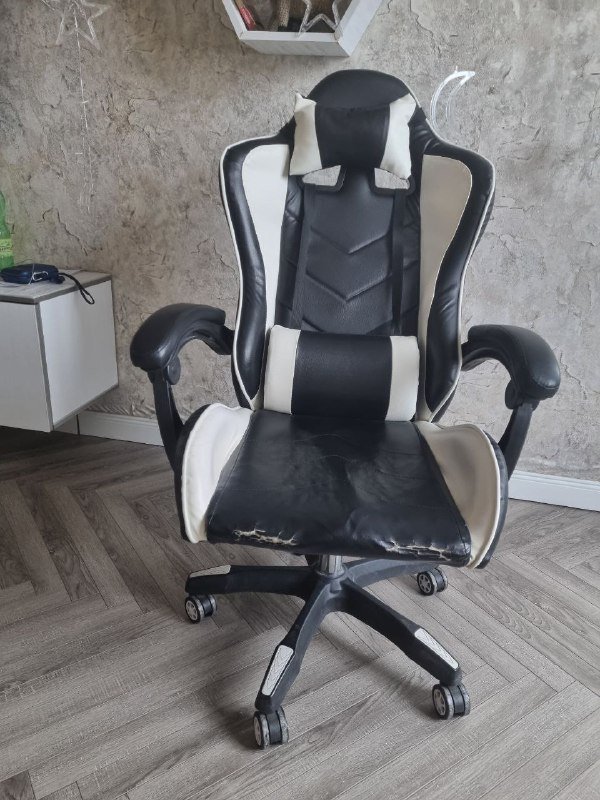 Кресло компьютерное, робот-пылесос Xiaomi, гирлянды, стол рабочий, мониторы, лампа кольцевая 4