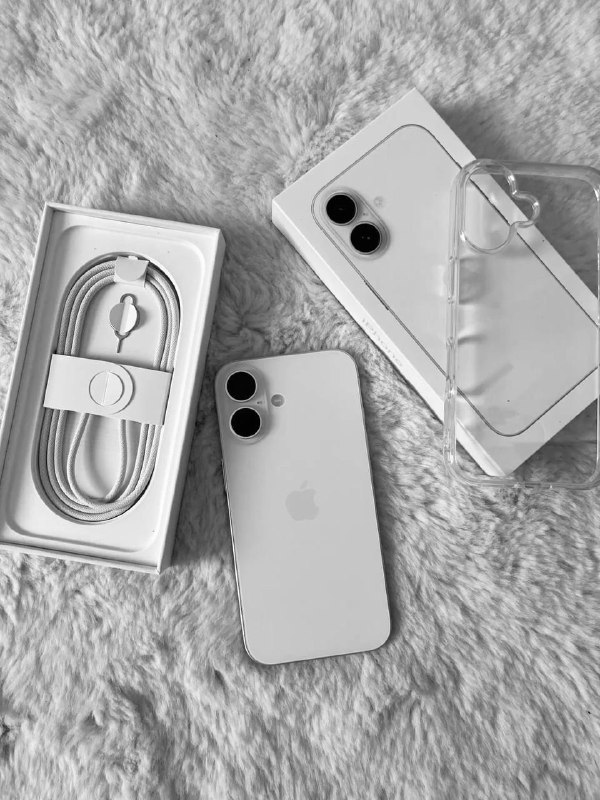 iPhone 16 128 Гб белого цвета с коробкой и чехлами
