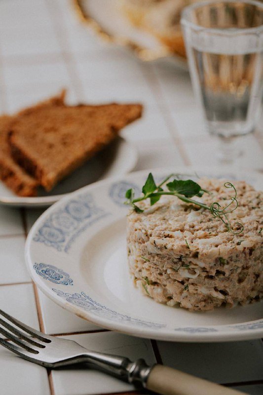 Русская кухня в Welcome Drink: оливье, крабовый салат, сайра 3