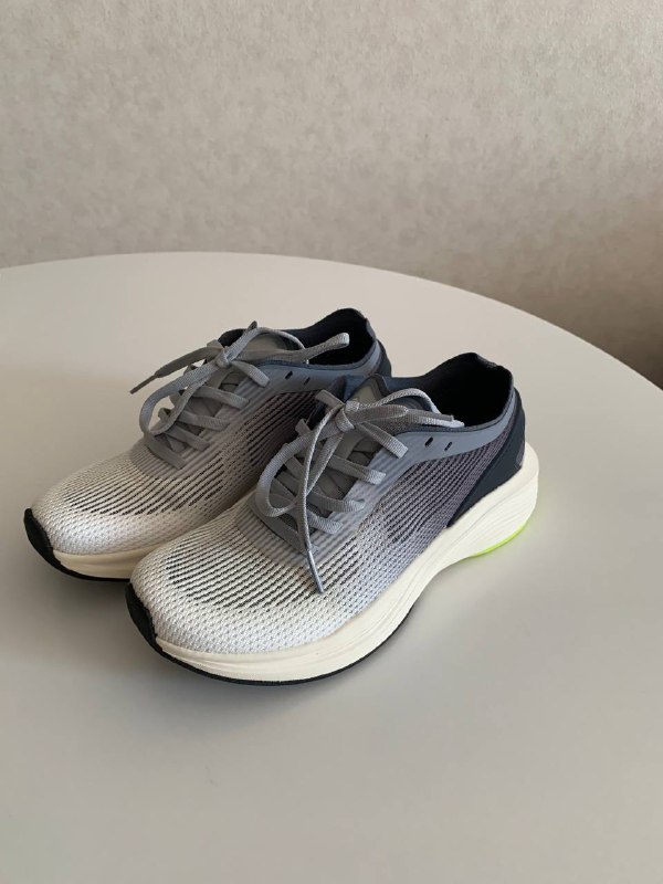 Кроссовки Oysho, сумка Tommy Hilfiger, рубашка USPA, платья USPA, Levi’s, Zara, костюм Zara, халат, дождевик, сумка-шоппер, куртка для собаки, небулайзер