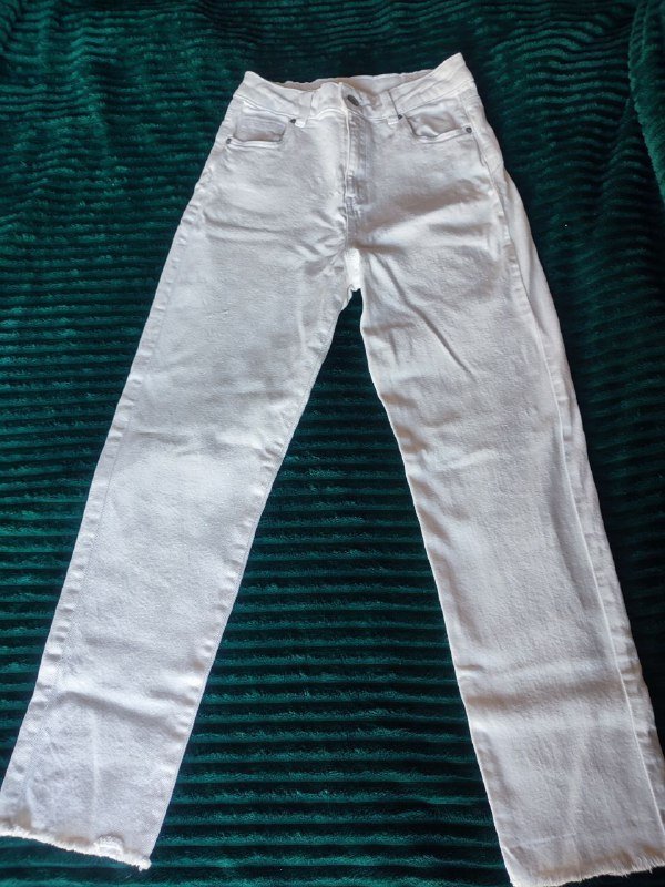 Джинсовка, белые джинсы, розовые подтяжки, кроптоп 2