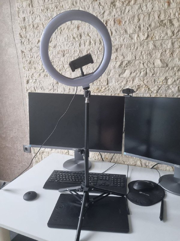 Кресло компьютерное, робот-пылесос Xiaomi, гирлянды, стол рабочий, мониторы, лампа кольцевая 5