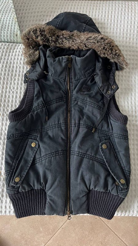 Утепленная жилетка Nike женская XS с капюшоном