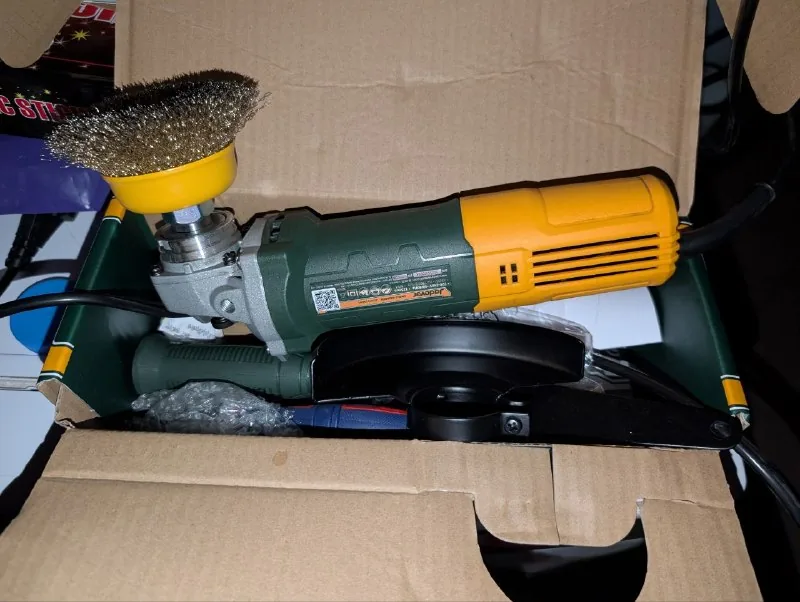 Angle grinder with rust removal discs
