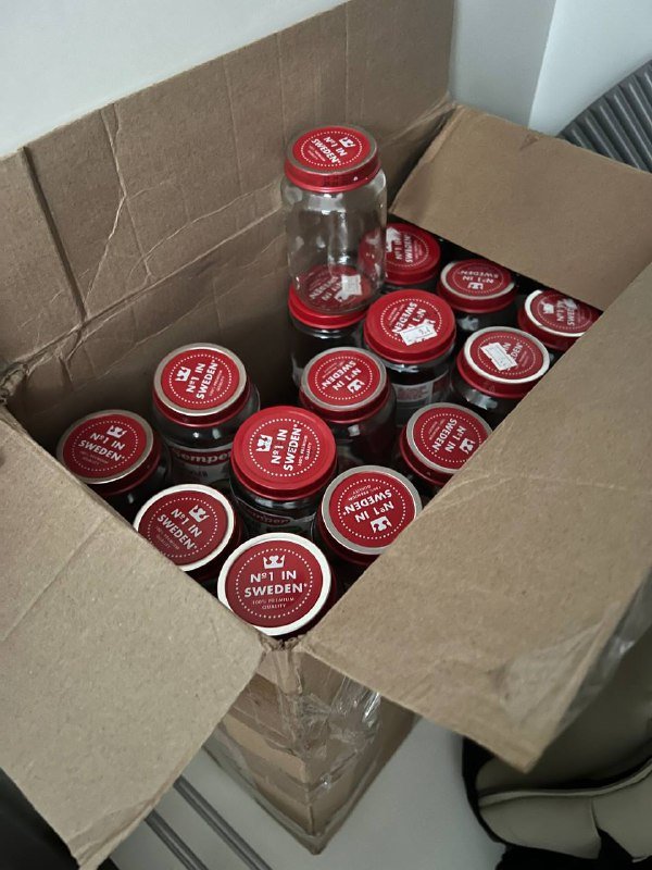 Коробка с баночками от детского питания