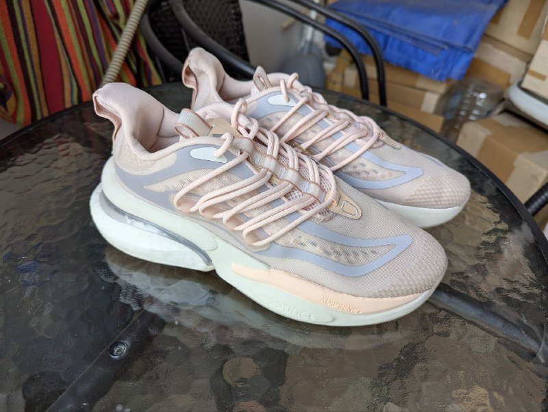 Женские кроссовки Adidas AlphaBoost V1