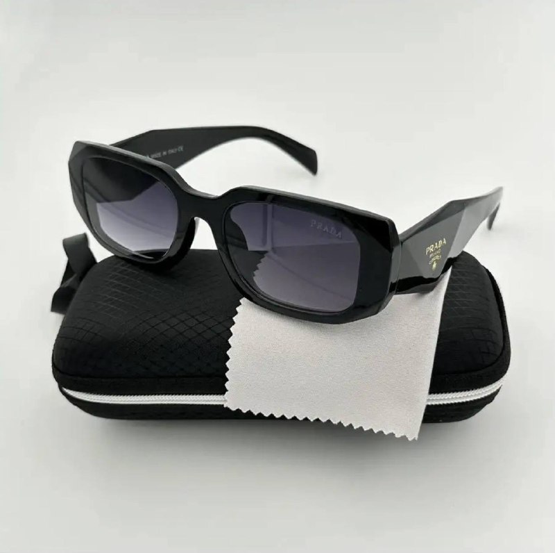 Черное платье S, шлепки Hermes, кепка Nike, очки Prada, подсвечники, бигуди, цепочка, штатив, ремень H&M, комбинезон S 5