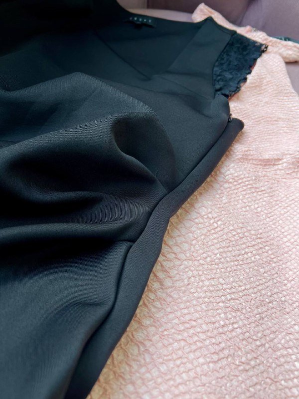 черное бандажное платье с кружевом, грязно розовое платье с принтом 4