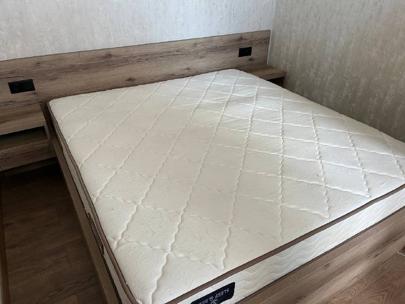 Двуспальная кровать евро 200x180 с матрасом и тумбочками 2