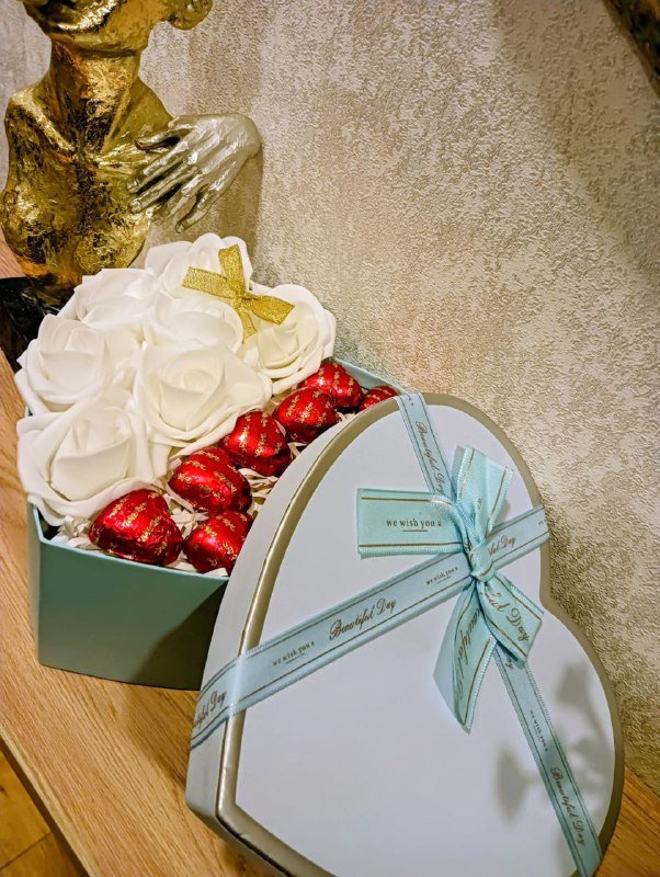 Подарочные наборы с цветами и конфетами белого и красного цвета