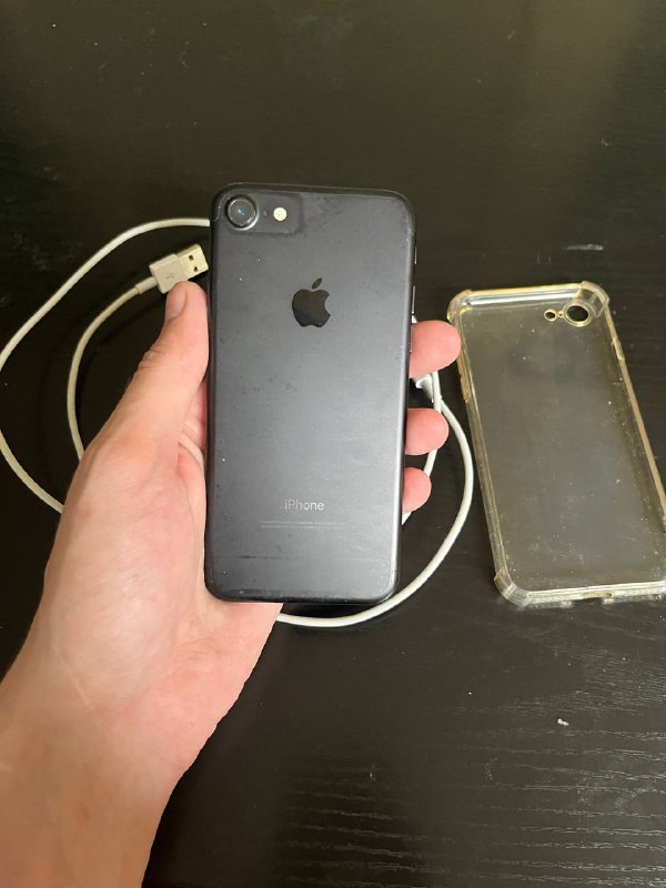 iPhone 7 с проводом и чехлом 2