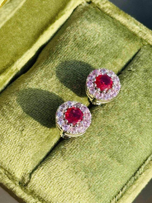 ოქროს ბეჭდები წითელი ქვებით