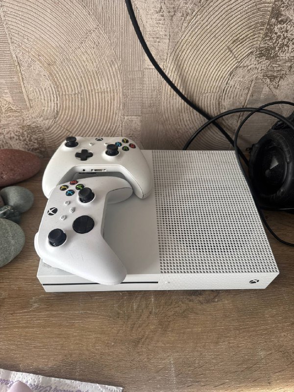 Игровая консоль Xbox с двумя контроллерами