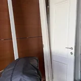 Дверь с наличниками и ручкой с замком 2