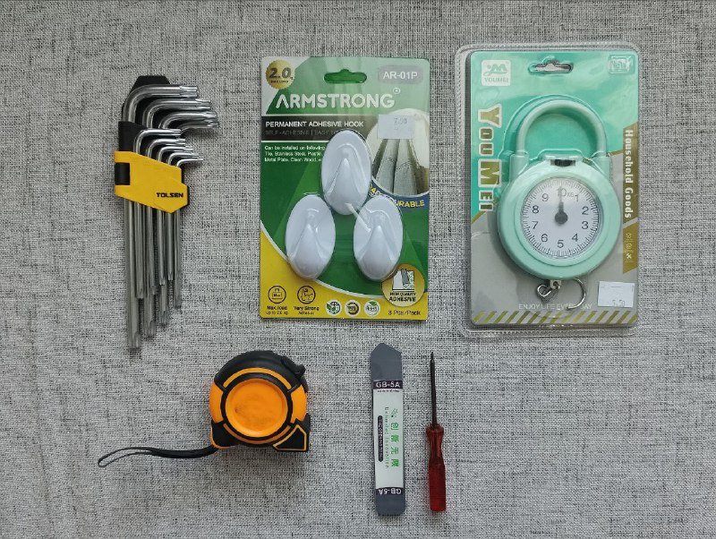 Крючки, весы, рулетка, шестигранники, отвёртка, спуджер