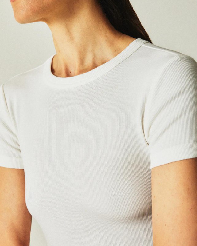 Фиолетовый хлопковый лонгслив COS, белая футболка Zara Home, черные брюки Massimo Dutti 6