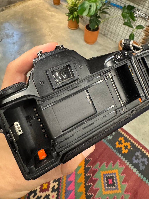 Винтажный пленочный фотоаппарат Canon EOS 3000 с объективом 3