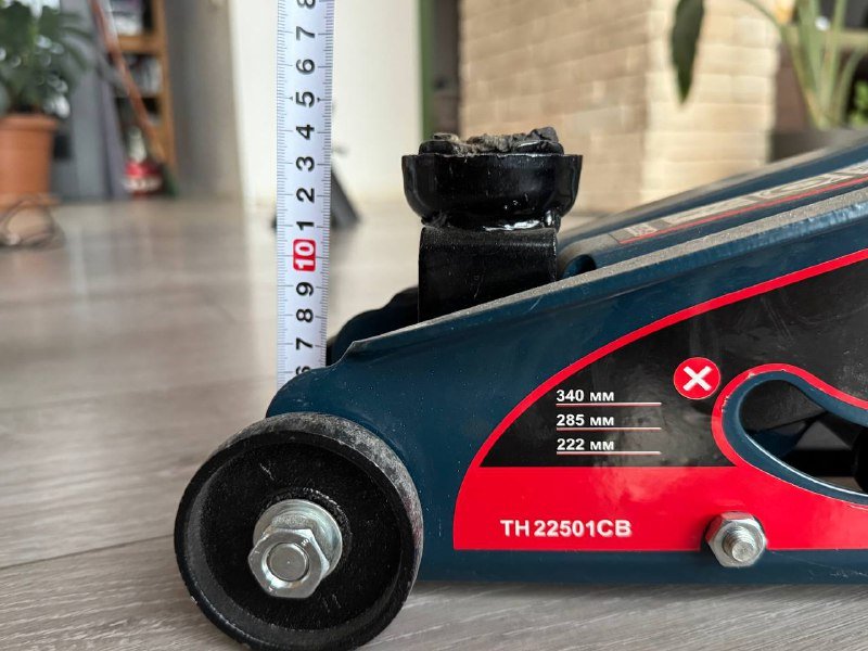 Домкрат гидравлический подкатной 2,5 тонны 3