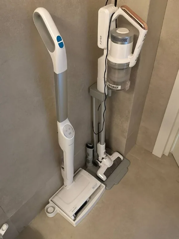 Пылесос Midea, моющая швабра Sencor AQUA