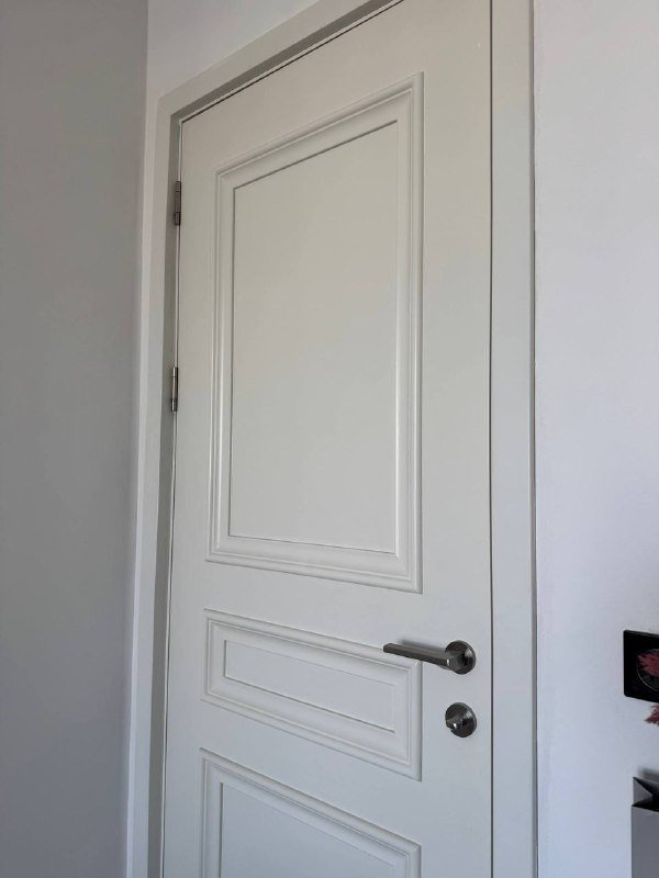 Межкомнатная дверь с рамой и ручками