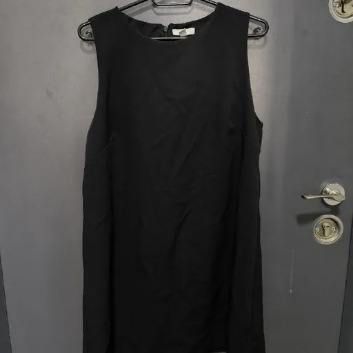 Черное платье H&M, белый жилет, цветочный топ