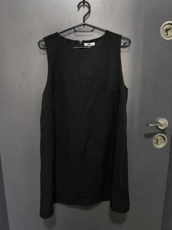 Черное платье H&M, белый жилет, цветочный топ 1