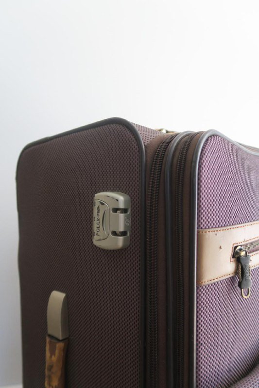 Коричневый чемодан на колесиках 5