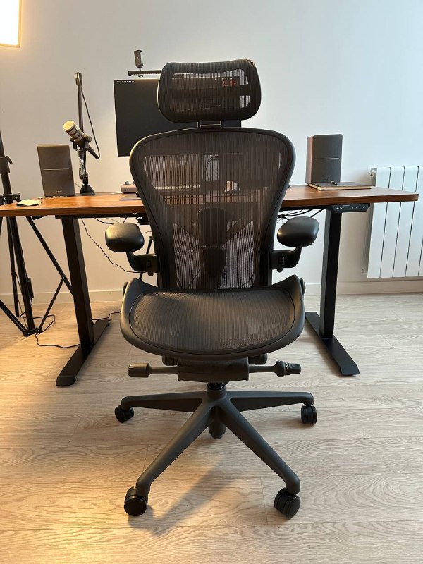 Стул Herman Miller Aeron размер B с подголовником и колесиками 2