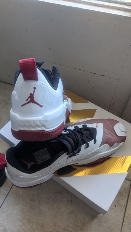 Кроссовки Nike Air Jordan бело-красные и бело-голубые