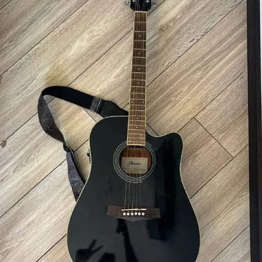 Электроакустическая гитара Ibanez, ремень, чехол, каподастр
