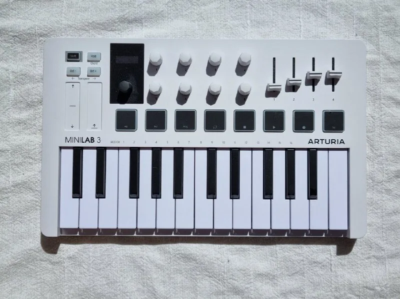 Виниловый проигрыватель Reloop SPIN, MIDI-клавиатура Arturia MiniLab 3 1