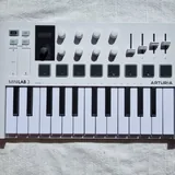 Виниловый проигрыватель Reloop SPIN, MIDI-клавиатура Arturia MiniLab 3 1