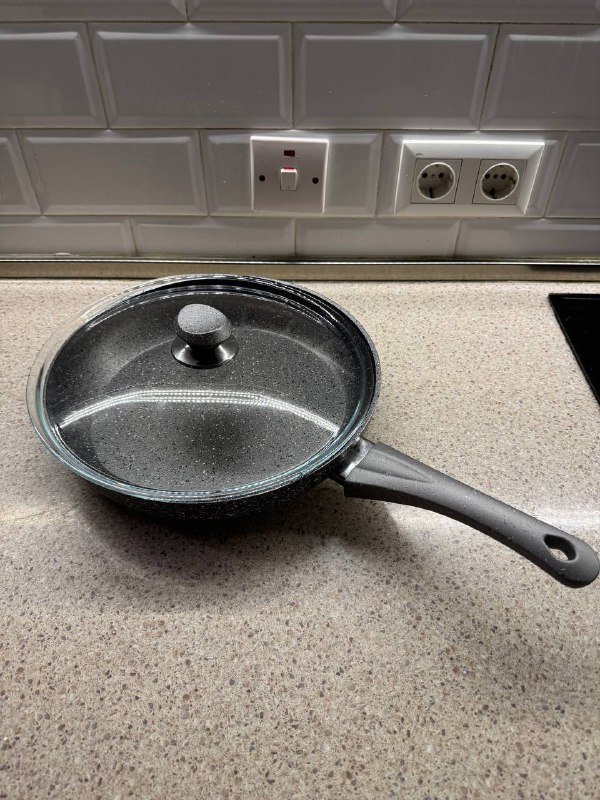 Сковорода, набор кастрюль, надувной матрас, пледы, коврики, стеллаж, корзина, подушки