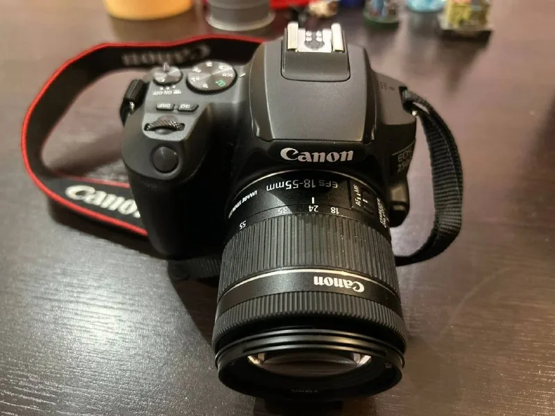 Canon EOS 250D camera with lens 1