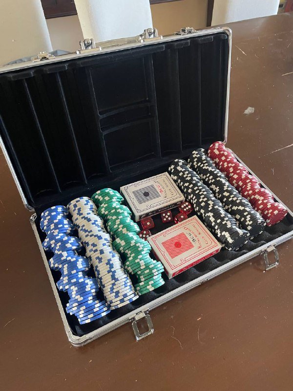 Набор для игры в покер: фишки, карты, кейс