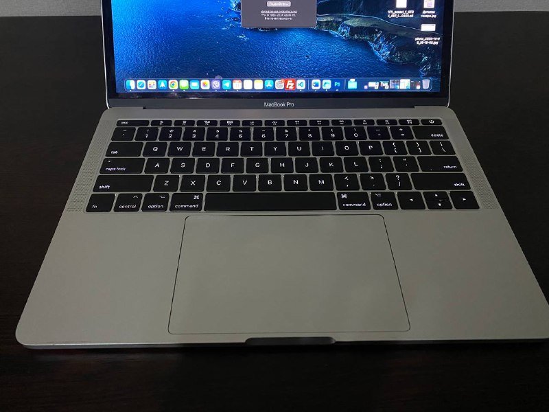 MacBook Pro 13-inch 2017 с монитором Dell, клавиатурой, мышью и переходником 4