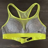 Спортивный топ, перчатки, шапка, носочки, пин 1