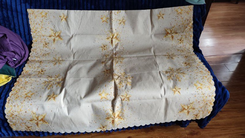 Новогодняя бежевая тканевая скатерть 140 на 210