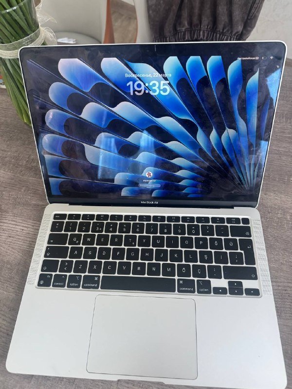 MacBook Air 13 M1 8GB 256GB 4