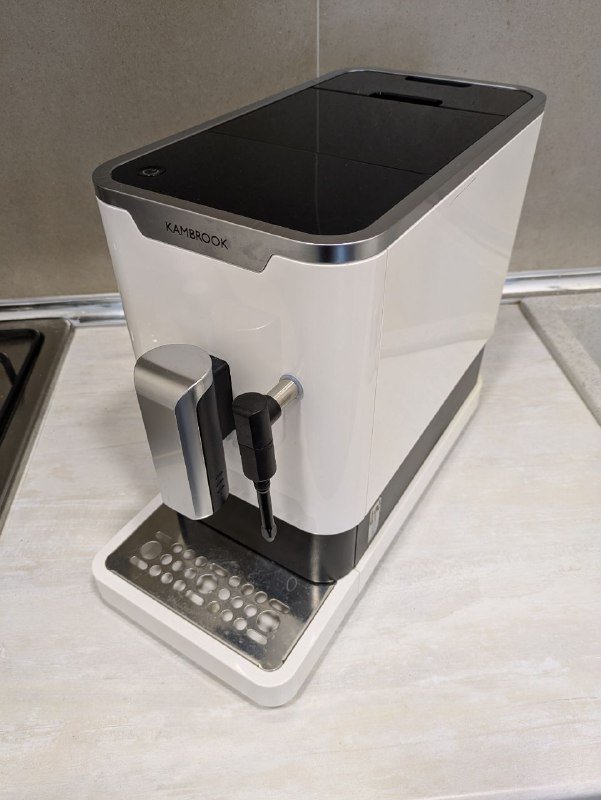 Весы кухонные, банки, лампа, микрофон, аромадиффузор, кровать, блендер, кофемашина, зеркало, чайник, стол и стулья