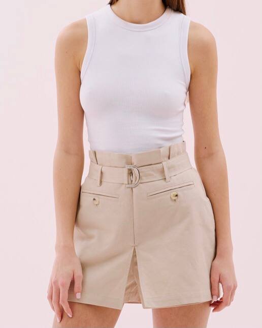 черная куртка, спортивные штаны, светлая рубашка, бежевые брюки 7