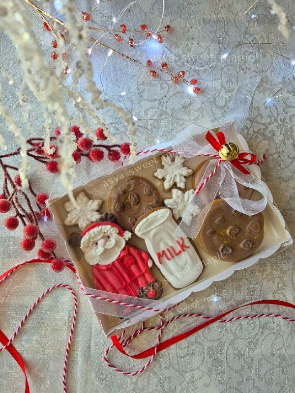 Коробка с пряниками новогодние игрушки и зефирные цветы 4