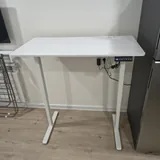 Белый стол с регулировкой высоты 2