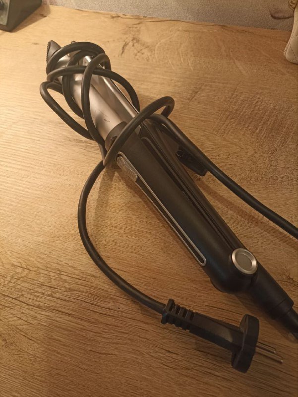 ботинки, рубашка Vans, сумка чёрная, сумка Chanel, выпрямитель волос 8