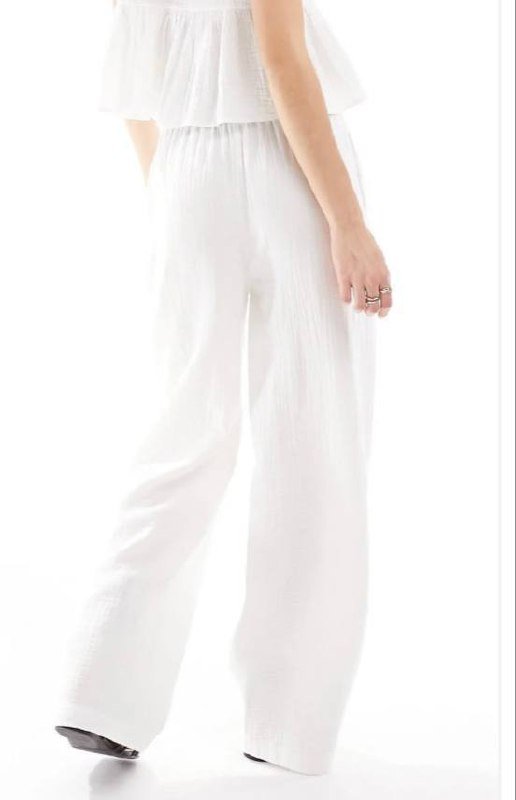 Белые брюки Isla & Bird, платье Asos Design 2